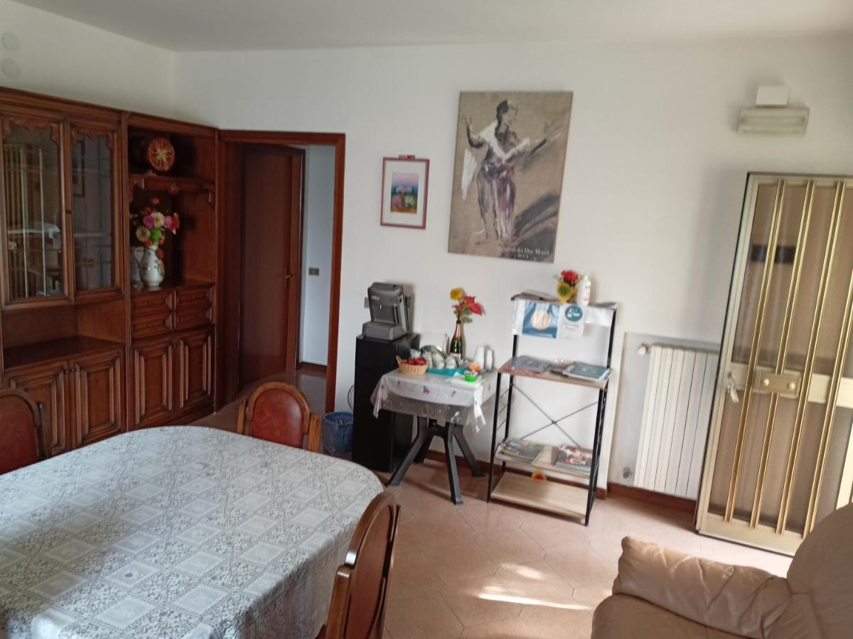 Da Angela - Camere Con Bagno Privato A Foligno Vicino Al Centro Extérieur photo